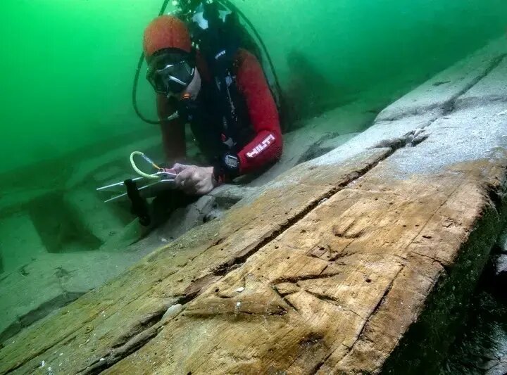 کشف کشتی تفریحی باستانی در عمق ۷ متری دریا | عکس