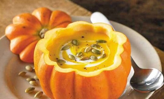 تازه‌عروس‌ها بخوانند: شیک‌ترین مدل دیزاین سفره یلدا  + منوی کامل شام برای درخشیدن در اولین یلدای مشترک