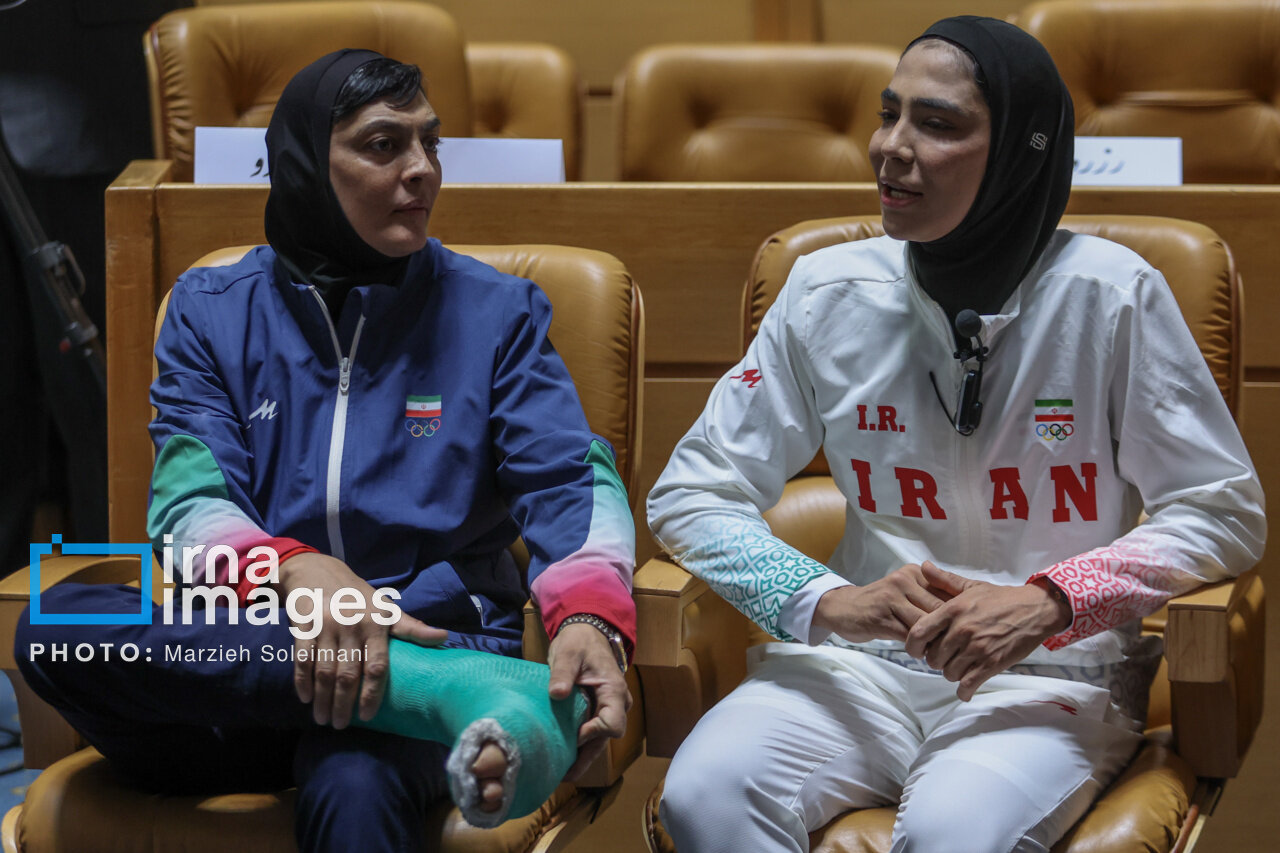 شهربانو منصوریان با پای شکسته در کنار پزشکیان و دخترش | تصاویر