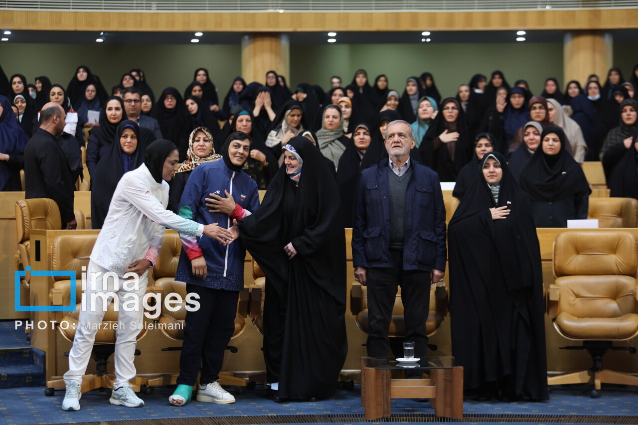 شهربانو منصوریان با پای شکسته در کنار پزشکیان و دخترش | تصاویر