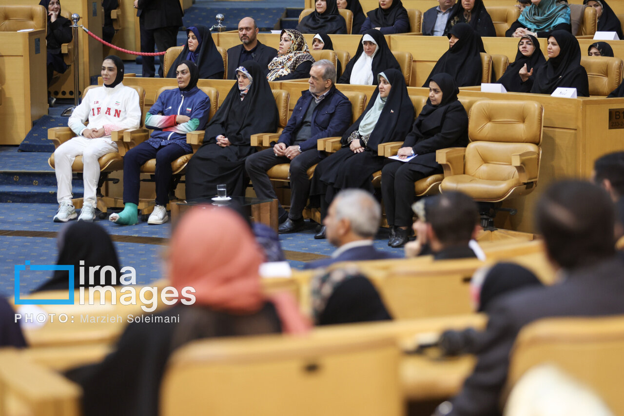 شهربانو منصوریان با پای شکسته در کنار پزشکیان و دخترش | تصاویر