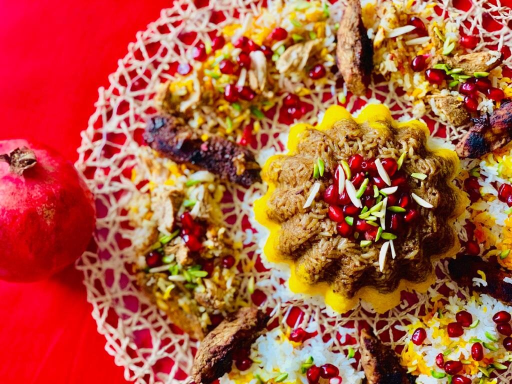 تازهعروسها بخوانند: شیکترین مدل دیزاین سفره یلدا + منوی کامل شام برای درخشیدن در اولین یلدای مشترک