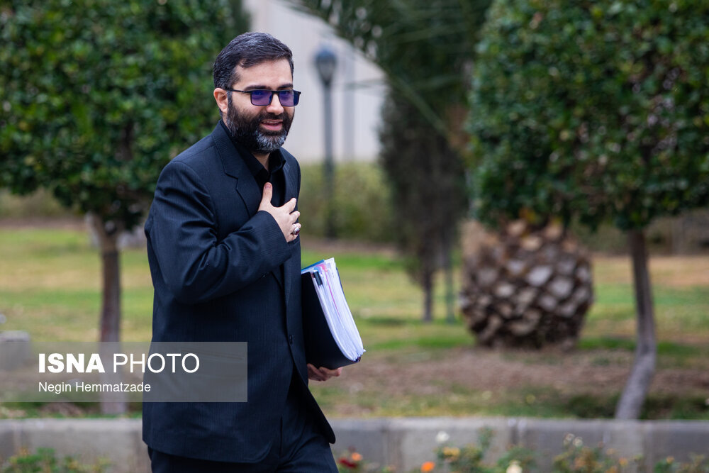 سقاب اصفهانی با لباس سیاه در جلسه هیات دولت | تصاویر