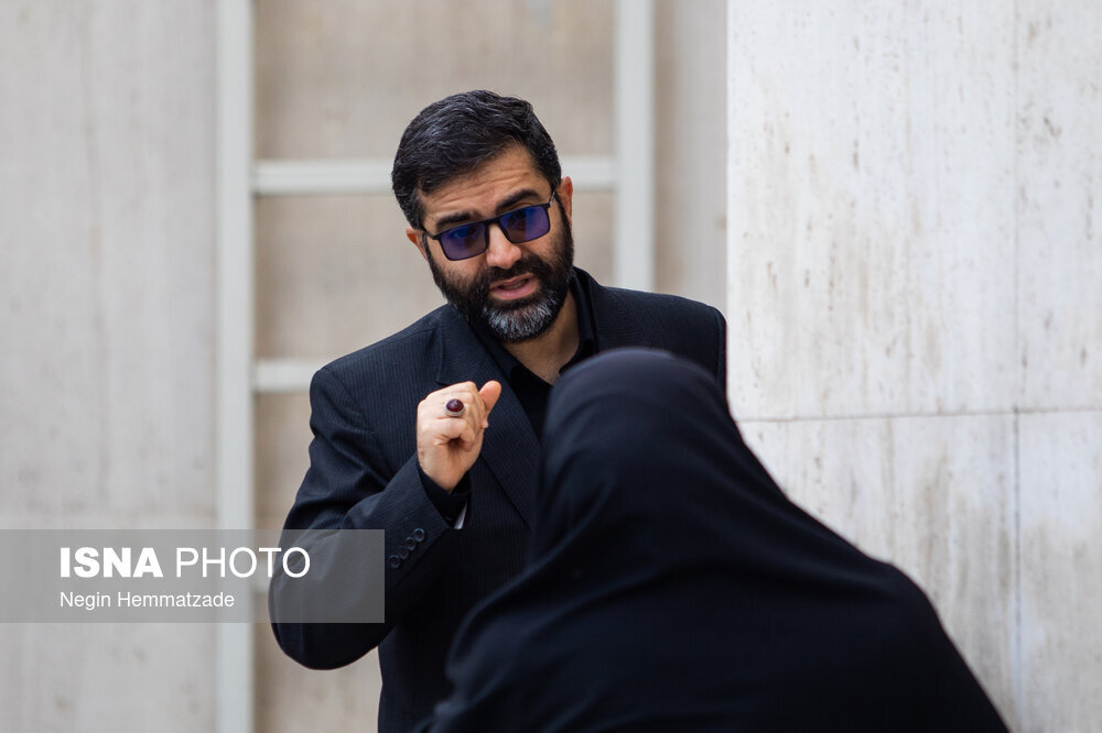 سقاب اصفهانی با لباس سیاه در جلسه هیات دولت | تصاویر