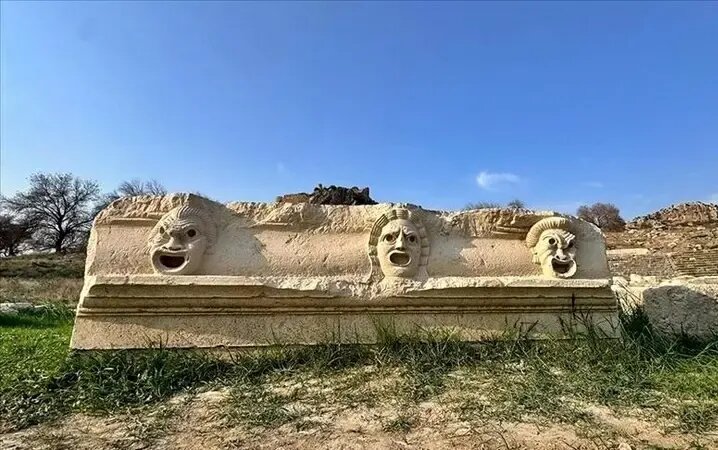 آشکار شدن چهرههای سنگی ۲ هزار ساله در یک تئاتر باستانی! | عکس