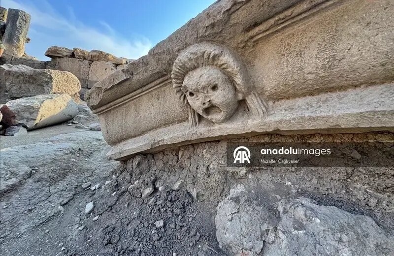 آشکار شدن چهرههای سنگی ۲ هزار ساله در یک تئاتر باستانی! | عکس