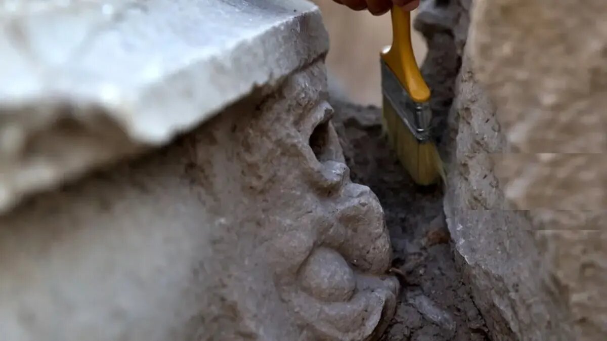 آشکار شدن چهرههای سنگی ۲ هزار ساله در یک تئاتر باستانی! | عکس