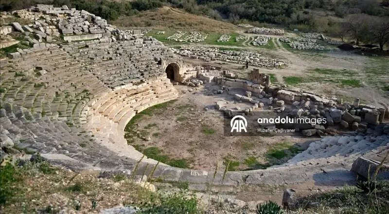 آشکار شدن چهره‌های سنگی ۲ هزار ساله در یک تئاتر باستانی! | عکس