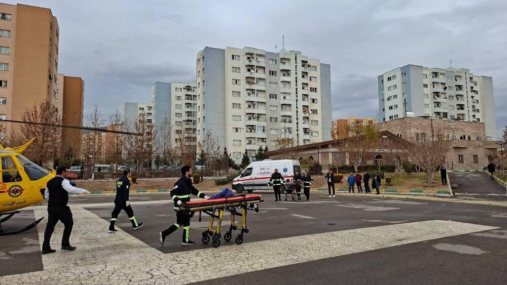 برخورد خودرو با دانش آموزان ۴ مصدوم برجای گذاشت | انتقال مصدومان با بالگرد | تصاویر