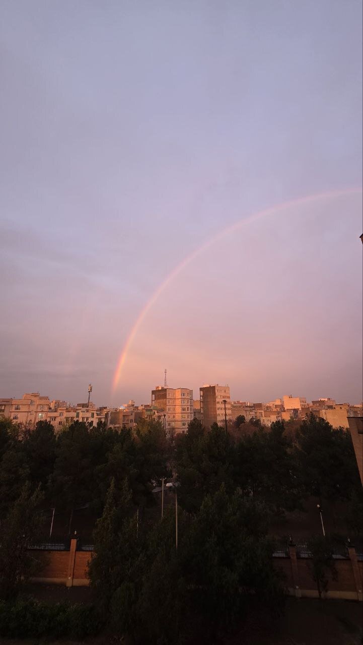 تصاویری زیبا از رنگین کمان و غروب در تهران