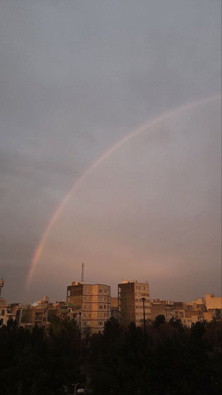 تصاویری زیبا از رنگین کمان و غروب در تهران