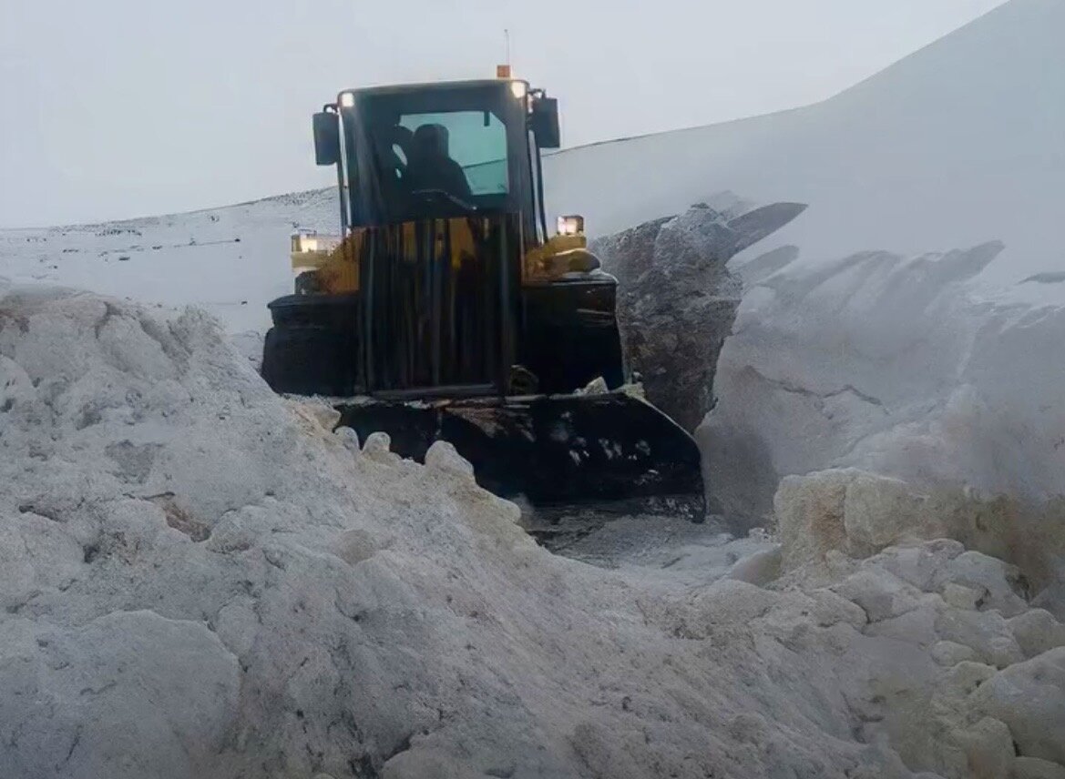 این جاده زیر برف دفن شد؛ تلاش راهداران برای باز کردن این گردنه را ببینید | بدون زنجیر چرخ هرگز به این مناطق نروید!