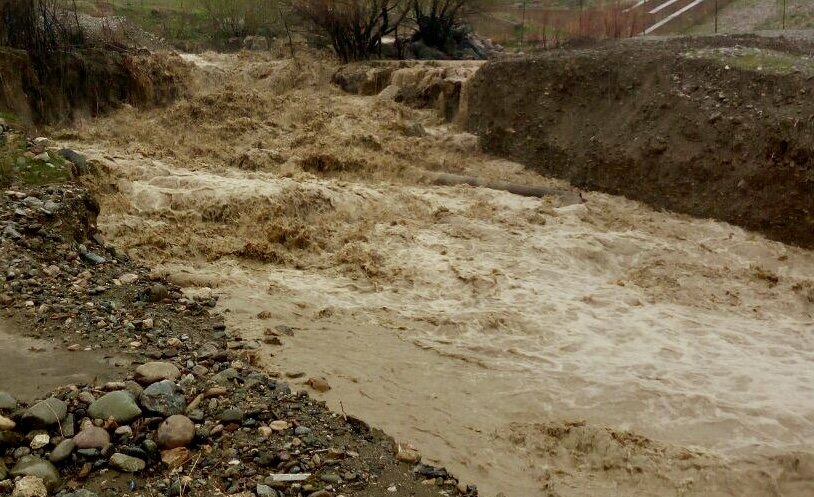 رودخانه «نازلو چای» هم به سوی دریاچه ارومیه راه افتاد؛ حجم آب را در ۳ کیلومتری دریاچه ببینید