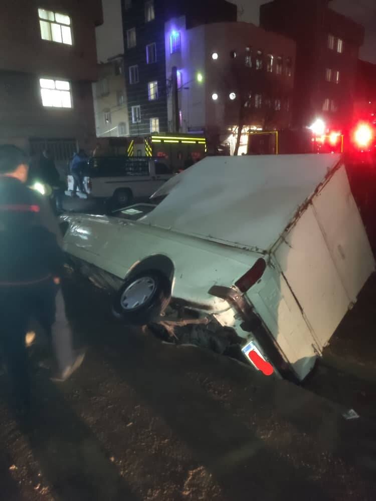 گرفتار شدن خودروها در فرونشست زمین در شهرک ولیعصر + تصاویر