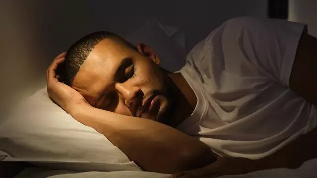 این مدل خوابیدن می‌تواند باعث آسیب عصبی شود