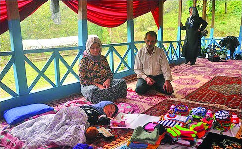 دنیایی که فریبا بافت | درباره دختر ٧٠ سانتی‌متری معلول و کارآفرینی که با آموزش بافتنی هم خودش به درآمد رسید و هم باعث اشتغال ده‌ها نفر دیگر شد