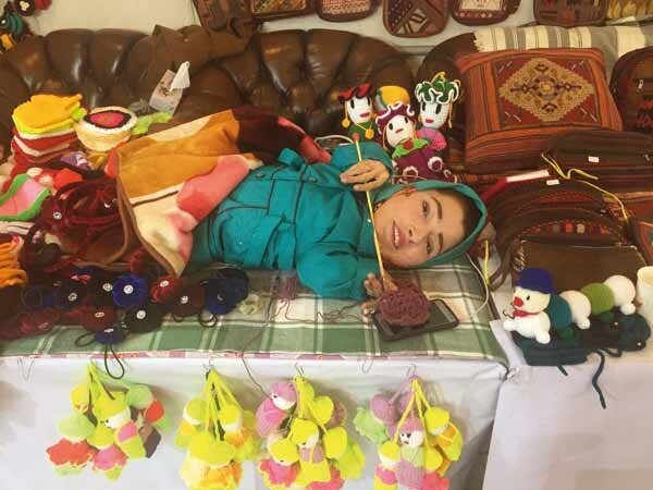 دنیایی که فریبا بافت | درباره دختر ٧٠ سانتی‌متری معلول و کارآفرینی که با آموزش بافتنی هم خودش به درآمد رسید و هم باعث اشتغال ده‌ها نفر دیگر شد