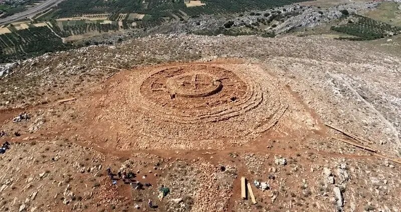 کشف قلعۀ هزارتوی ۴ هزار ساله شبیه قلعۀ معروف افسانه‌های یونانی | عکس