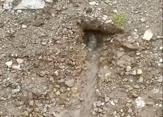 تصاویر خروج ناگهانی آب از دل زمین در این شهر ایران پس از بارندگی‌ها