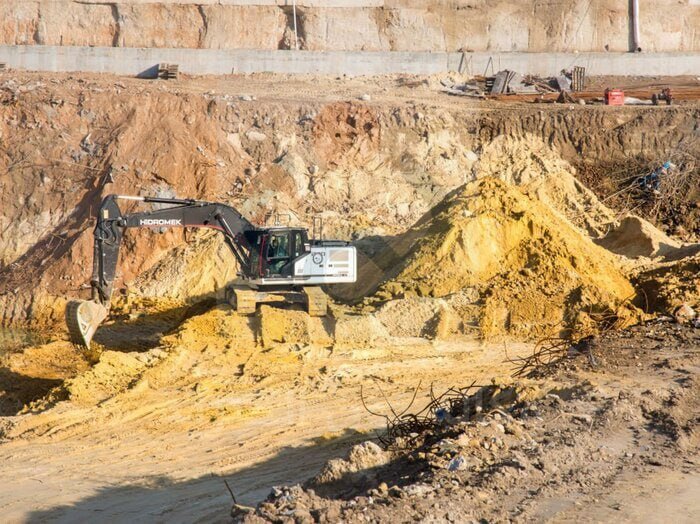 اتفاق دیدنی در حرم امام حسین(ع)؛‌ شن‌های زرد عاشورا از دل خاک بیرون آمدند | تصاویر