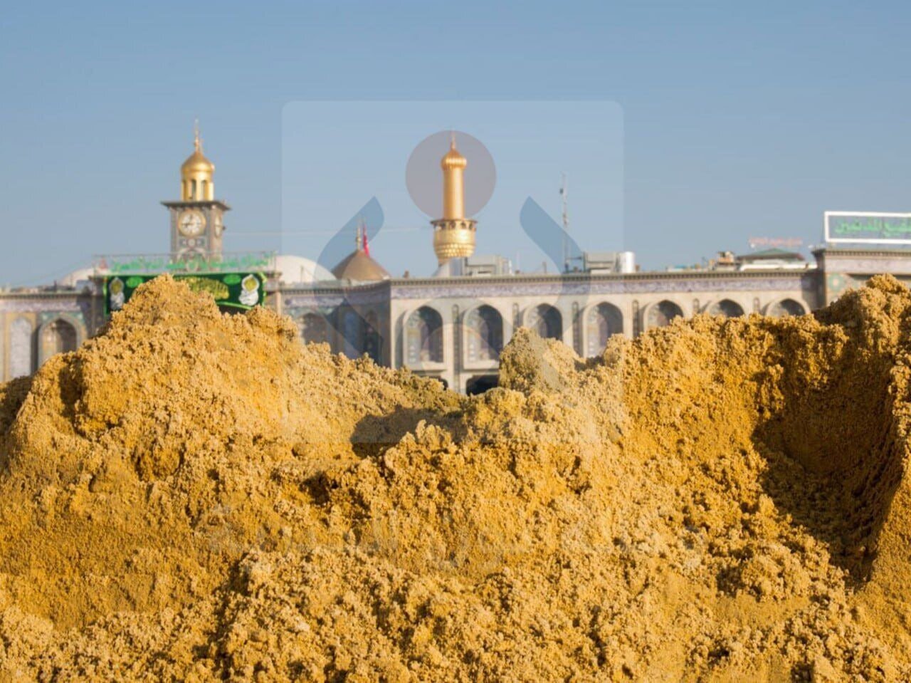 اتفاق دیدنی در حرم امام حسین(ع)؛‌ شن‌های زرد عاشورا از دل خاک بیرون آمدند | تصاویر