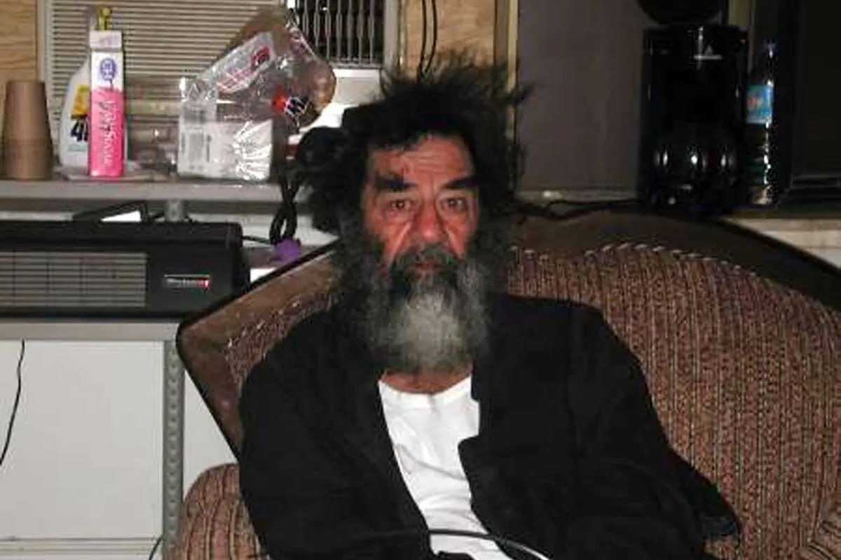 قابهایی که جهان را شوکه کرد؛ عکسهای لحظه دستگیری صدام حسین ۲۲ سال قبل