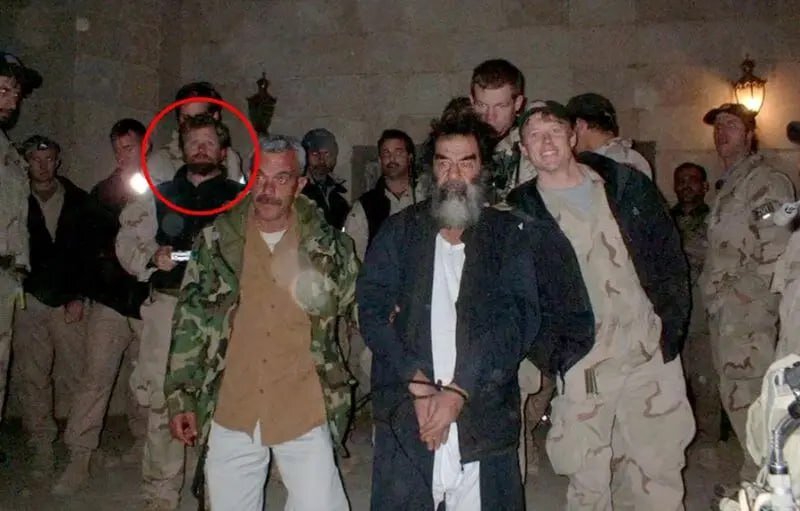 قاب‌هایی که جهان را شوکه کرد؛ عکس‌های لحظه دستگیری صدام حسین ۲۲ سال قبل