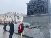 عراقچی تاج گل اهدا کرد + ویدئو | لحظه پخش سرود ملی هنگام حضور وزیر در یک محل خاص