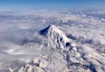 تصاویر زیبای برف پوش شدن تمام مناطق اطراف دماوند از پنجره هواپیمای مسافربری