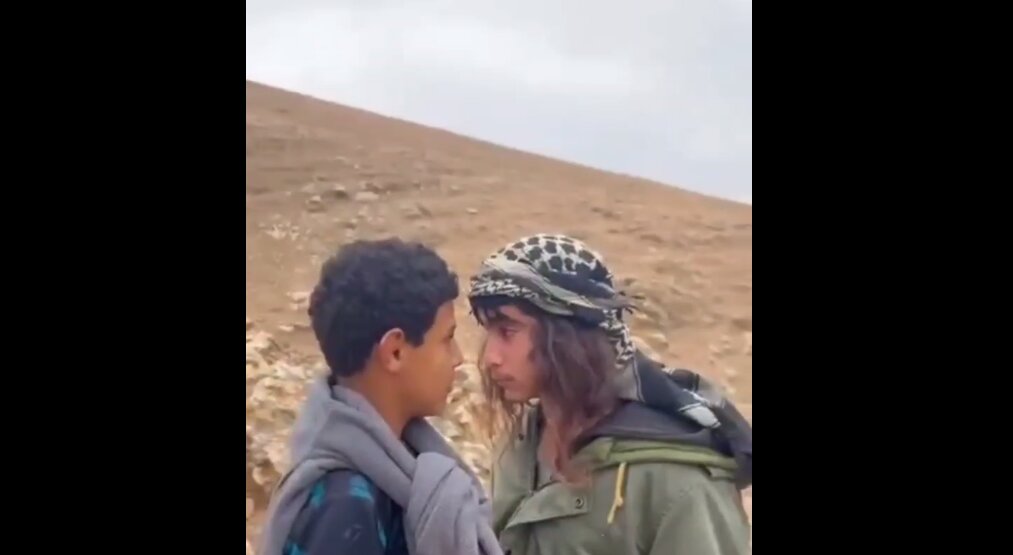 این ویدئو وایرال شد  | لحظه درگیری نوجوان فلسطینی با نوجوان صهیونیست؛ رودرروی هم!