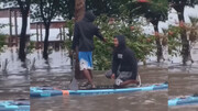 پدل‌سواری جوانان کیش در آبگرفتگی خیابان جزیره‌ + ویدئو