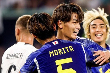 گرم کردن عجیب هافبک ژاپنی سلتیک با نگاه‌های عجیب به افق+ ویدئو