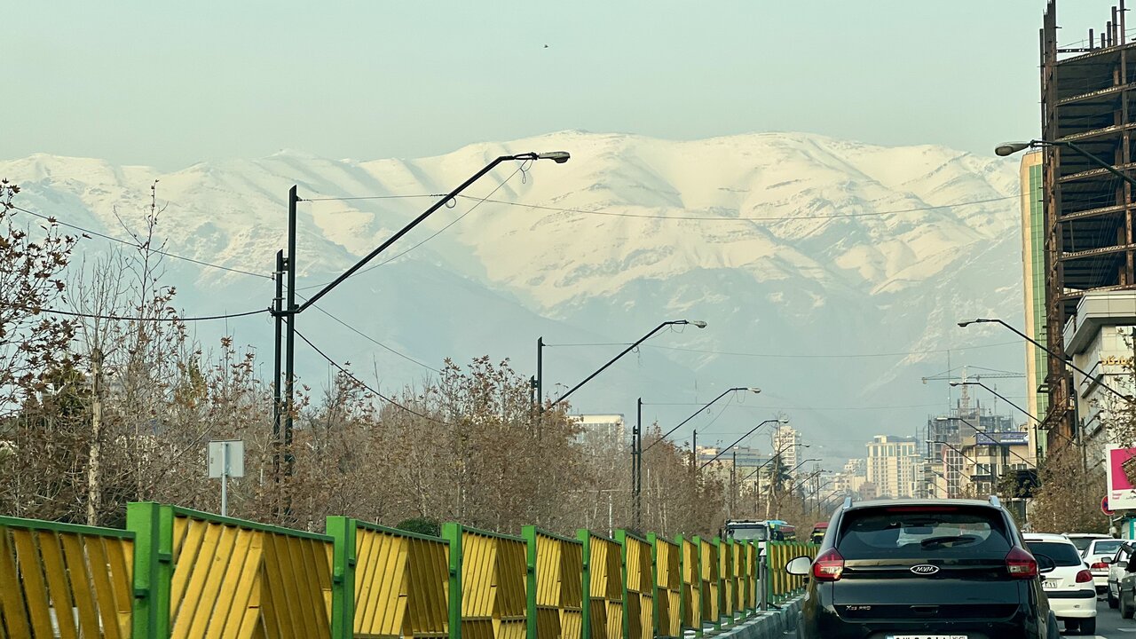 تصویری از کوههای برفگرفته تهران