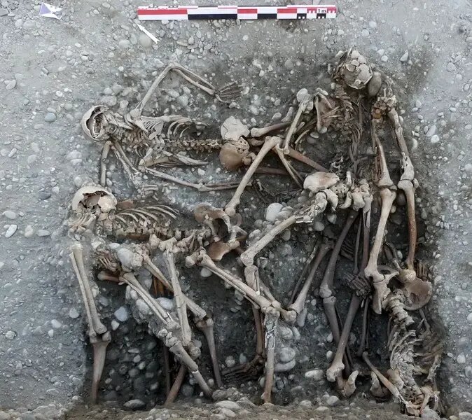 اسکلت اعدامشدگان پس از ۴۰۰ سال از زیر خاک بیرون آمد | عکس