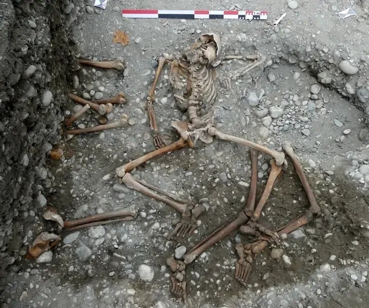 اسکلت اعدامشدگان پس از ۴۰۰ سال از زیر خاک بیرون آمد | عکس