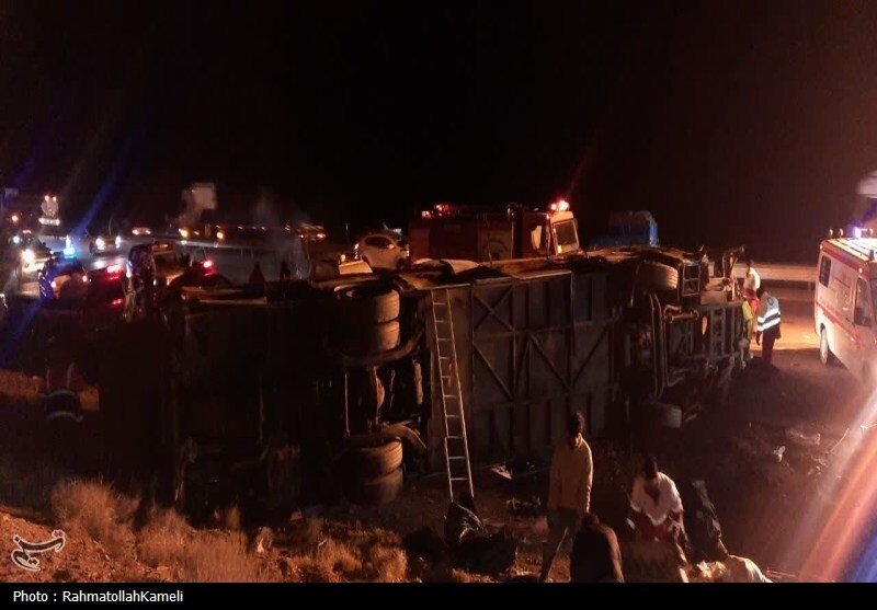 تصاویری تلخ از حادثه مرگبار اتوبوس مسافری در اصفهان