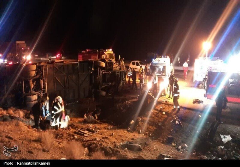 تصاویری تلخ از حادثه مرگبار اتوبوس مسافری در اصفهان