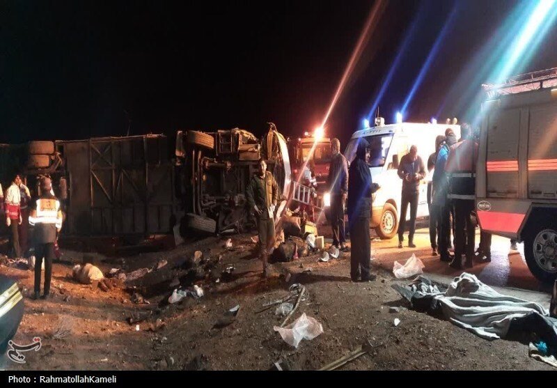 تصاویری تلخ از حادثه مرگبار اتوبوس مسافری در اصفهان