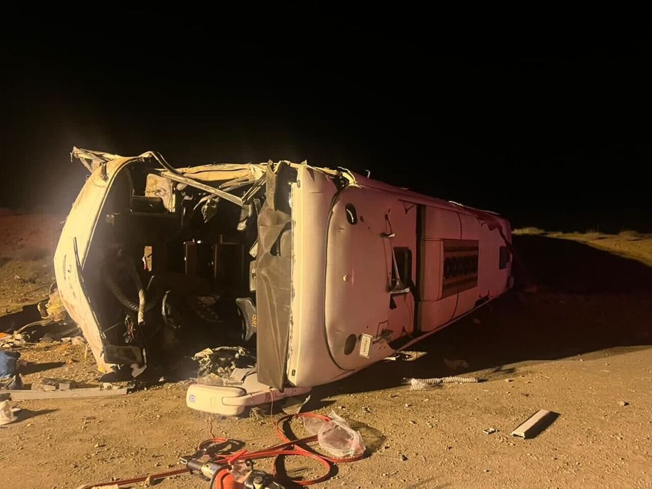 تصاویری تلخ از حادثه مرگبار اتوبوس مسافری در اصفهان