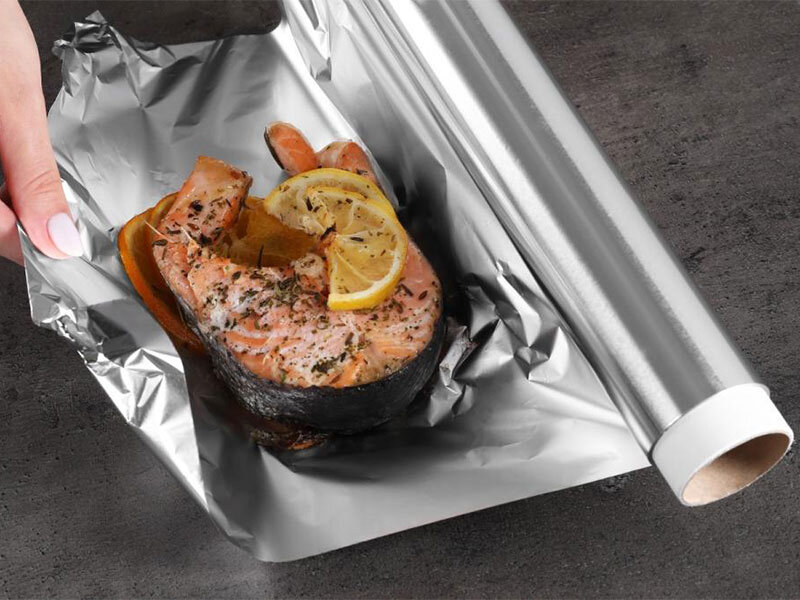 خطر استفاده از فویل‌های آلومینیومی در آشپزی | چه غذاهایی نباید در ارتباط مستقیم با فویل‌ها باشند؟