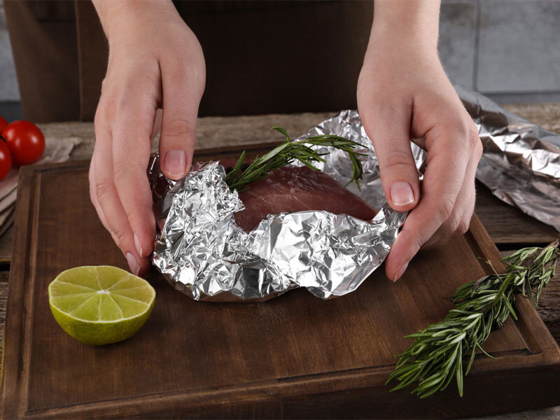 خطر استفاده از فویلهای آلومینیومی در آشپزی | چه غذاهایی نباید در ارتباط مستقیم با فویلها باشند؟