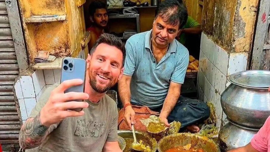 سلفی لیونل مسی با غذای کثیف هندی؛ سطح بهداشت غذا و فروشنده را ببینید | عکس