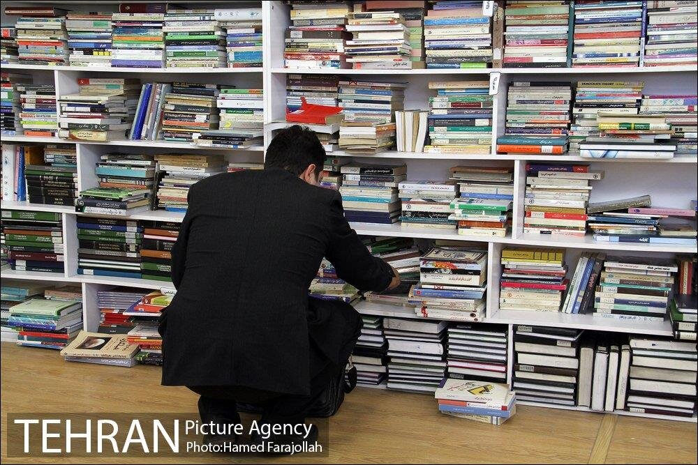 شهروندان تهرانی کتاب دست به دست می کنند