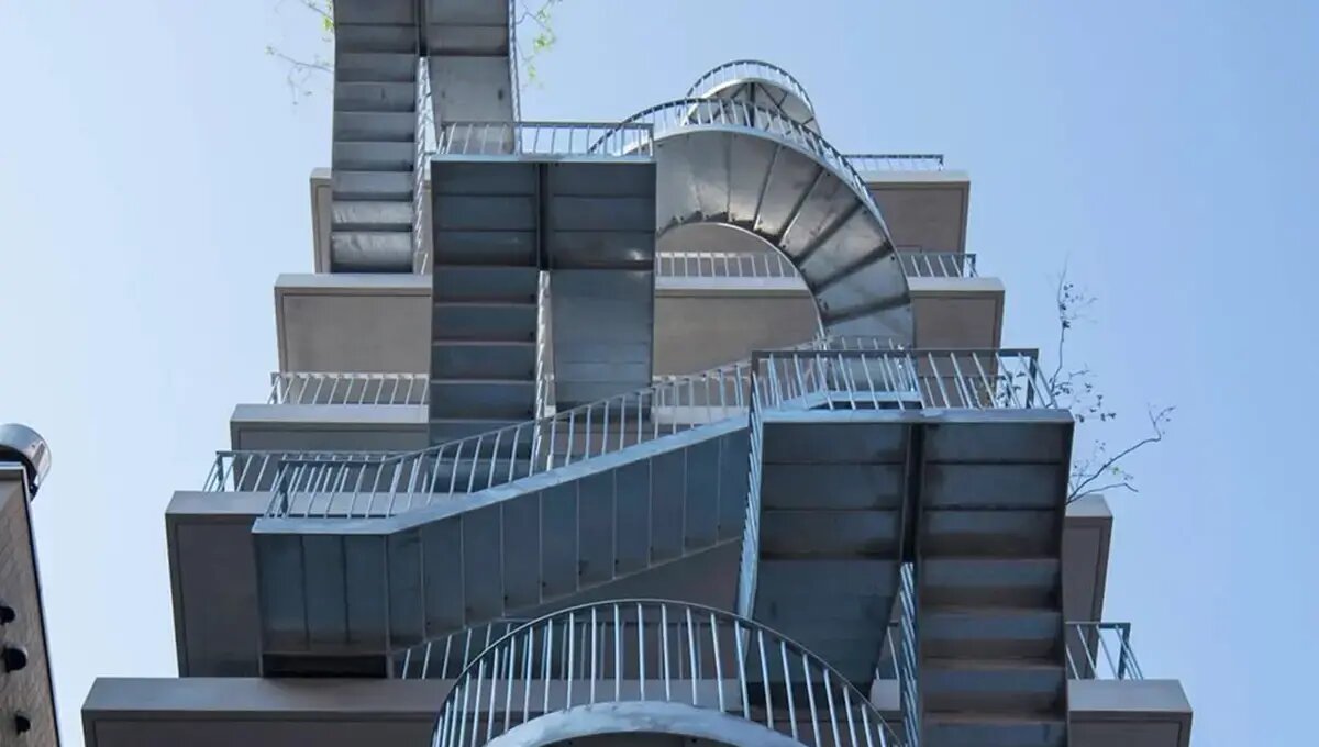 هنر زندگی در چند متر مربع؛ معماری یک هتل فشرده در قلب ژاپن | تصاویر