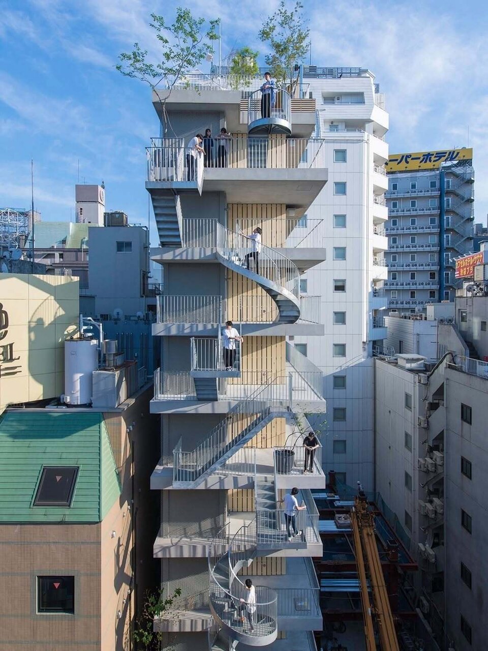 هنر زندگی در چند متر مربع؛ معماری یک هتل فشرده در قلب ژاپن | تصاویر