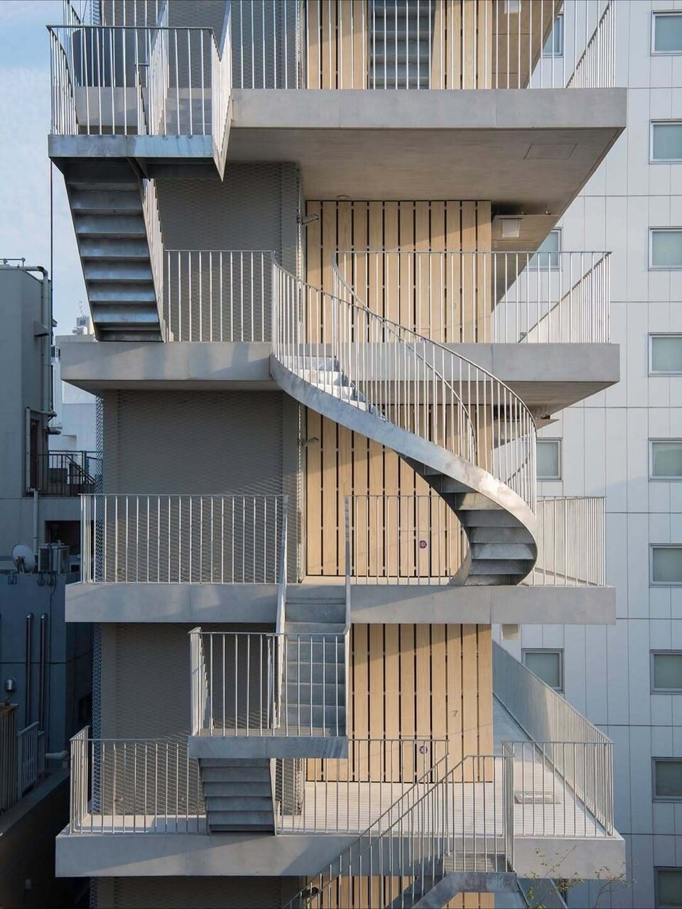 هنر زندگی در چند متر مربع؛ معماری یک هتل فشرده در قلب ژاپن | تصاویر