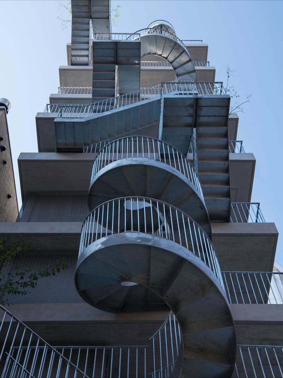 هنر زندگی در چند متر مربع؛ معماری یک هتل فشرده در قلب ژاپن | تصاویر