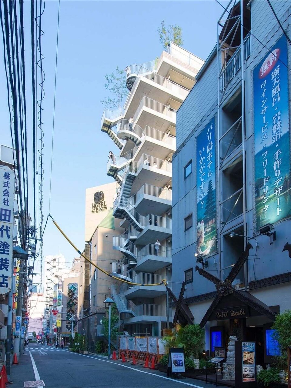 هنر زندگی در چند متر مربع؛ معماری یک هتل فشرده در قلب ژاپن | تصاویر