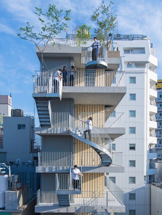 هنر زندگی در چند متر مربع؛ معماری یک هتل فشرده در قلب ژاپن | تصاویر