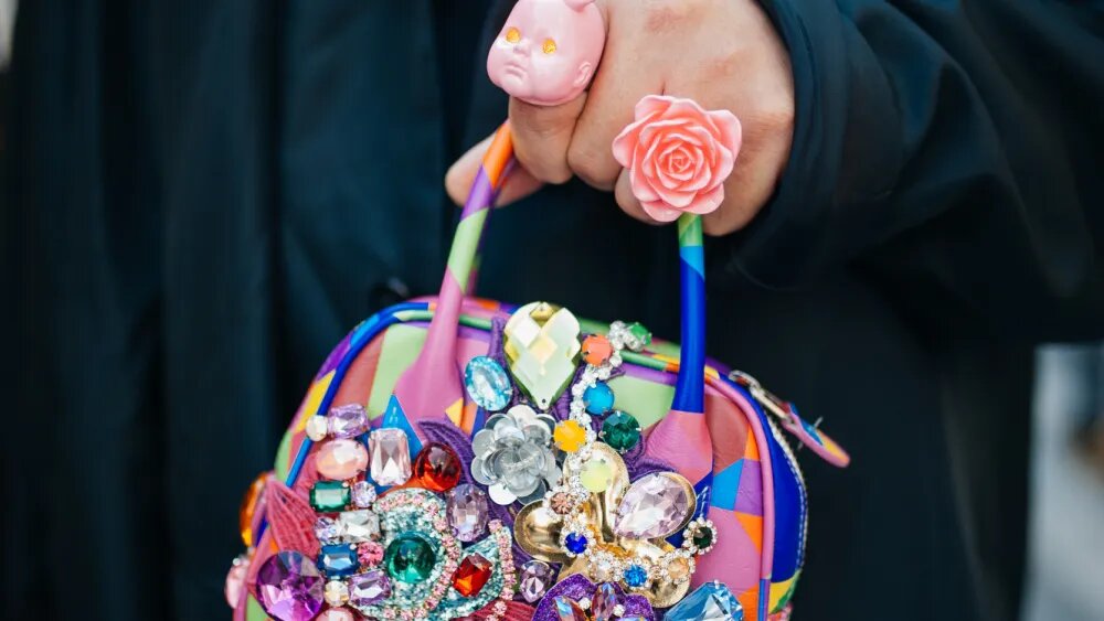 ترندهای لباس و اکسسوری ۲۰۲۶ ؛ از کیف تا روسری، اکسسوریهای جسور و خلاق